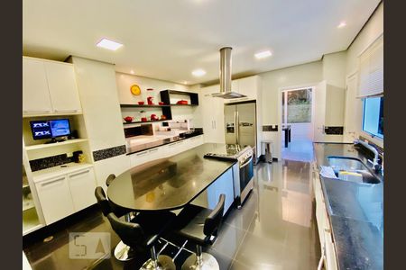 Casa à venda com 871m², 5 quartos e 6 vagas Casa à venda com 871m², 5 quartos e 6 vagasCozinha