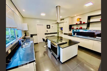 Casa à venda com 871m², 5 quartos e 6 vagas Casa à venda com 871m², 5 quartos e 6 vagasCozinha