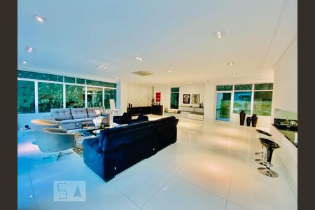 Casa à venda com 871m², 5 quartos e 6 vagas Casa à venda com 871m², 5 quartos e 6 vagasSala