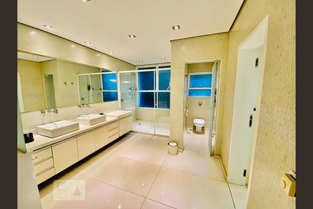 Casa à venda com 871m², 5 quartos e 6 vagas Casa à venda com 871m², 5 quartos e 6 vagasBanheiro da suíte 1