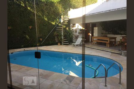 Casa à venda com 450m², 4 quartos e 6 vagas Casa à venda com 450m², 4 quartos e 6 vagasÁrea externa