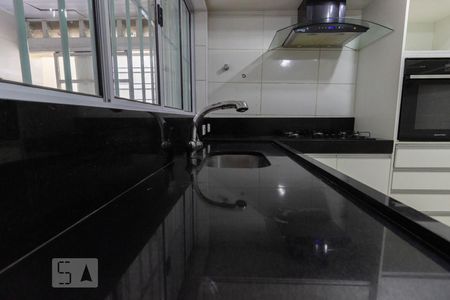 Casa para alugar com 300m², 8 quartos e 2 vagasCozinha