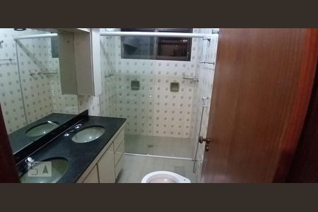 Casa à venda com 240m², 3 quartos e 2 vagas Casa à venda com 240m², 3 quartos e 2 vagasBanheiro 1