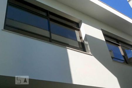 Casa à venda com 240m², 3 quartos e 2 vagas Casa à venda com 240m², 3 quartos e 2 vagasFachada