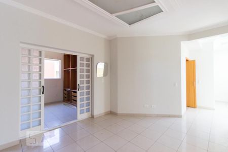 Casa à venda com 300m², 5 quartos e 8 vagas Casa à venda com 300m², 5 quartos e 8 vagasHall dos Quartos