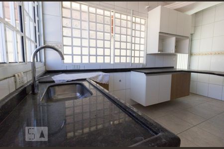 Casa à venda com 300m², 5 quartos e 8 vagas Casa à venda com 300m², 5 quartos e 8 vagasCozinha