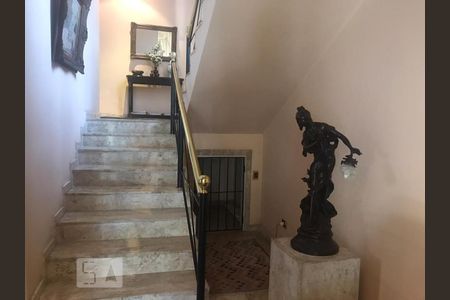 Casa à venda com 700m², 4 quartos e 3 vagasEscada