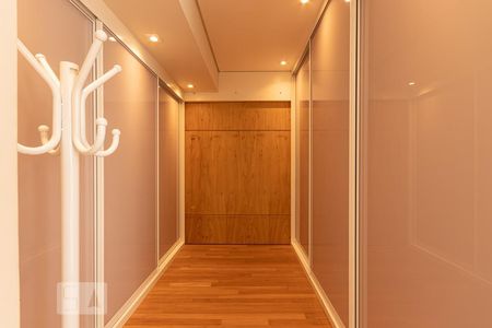 Apartamento à venda com 277m², 4 quartos e 3 vagas Apartamento à venda com 277m², 4 quartos e 3 vagasCloset