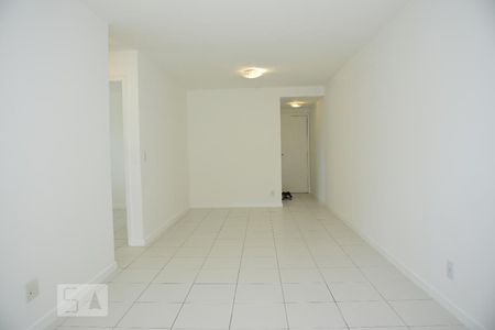 Sala de apartamento para alugar com 2 quartos, 77m² em Barra da Tijuca, Rio de Janeiro
