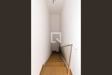 Casa à venda com 450m², 4 quartos e 5 vagas Casa à venda com 450m², 4 quartos e 5 vagasEscada