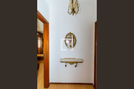 Casa à venda com 450m², 4 quartos e 5 vagas Casa à venda com 450m², 4 quartos e 5 vagasCorredor