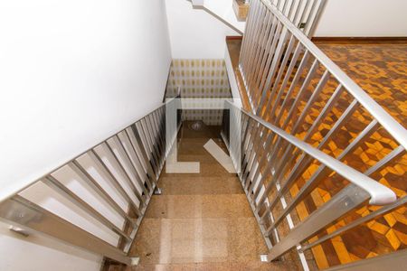 Casa à venda com 450m², 4 quartos e 5 vagas Casa à venda com 450m², 4 quartos e 5 vagasEscada