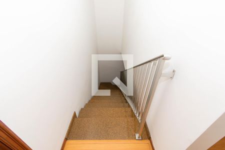 Casa à venda com 450m², 4 quartos e 5 vagas Casa à venda com 450m², 4 quartos e 5 vagasEscada