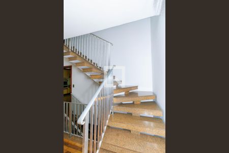 Casa à venda com 450m², 4 quartos e 5 vagas Casa à venda com 450m², 4 quartos e 5 vagasEscada