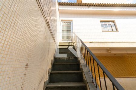 Casa à venda com 450m², 4 quartos e 5 vagas Casa à venda com 450m², 4 quartos e 5 vagasEscada