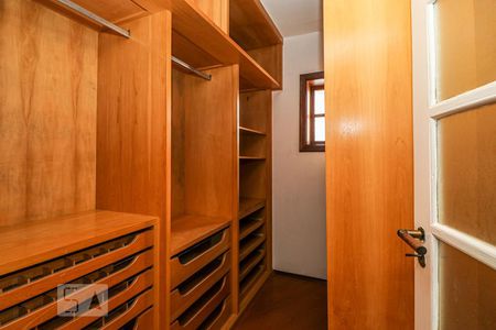 Casa à venda com 349m², 4 quartos e 2 vagas Casa à venda com 349m², 4 quartos e 2 vagasCloset