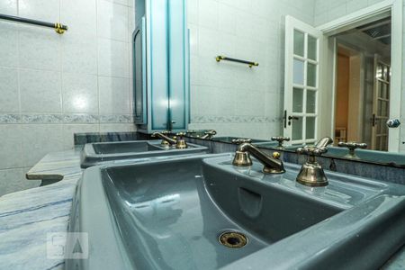 Casa à venda com 349m², 4 quartos e 2 vagas Casa à venda com 349m², 4 quartos e 2 vagasBanheiro