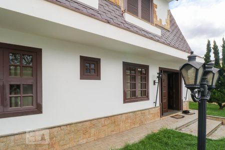 Casa à venda com 349m², 4 quartos e 2 vagas Casa à venda com 349m², 4 quartos e 2 vagasFachada
