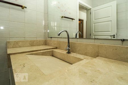 Casa à venda com 349m², 4 quartos e 2 vagas Casa à venda com 349m², 4 quartos e 2 vagasBanheiro