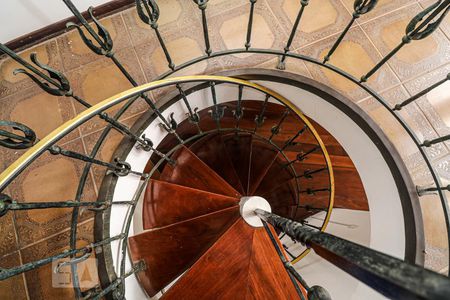 Casa à venda com 349m², 4 quartos e 2 vagas Casa à venda com 349m², 4 quartos e 2 vagasEscada