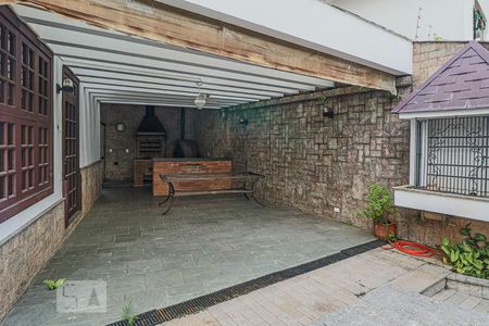 Casa à venda com 349m², 4 quartos e 2 vagas Casa à venda com 349m², 4 quartos e 2 vagasChurrasqueira