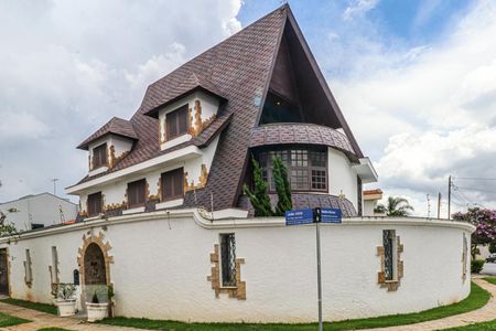 Casa à venda com 349m², 4 quartos e 2 vagas Casa à venda com 349m², 4 quartos e 2 vagasFachada