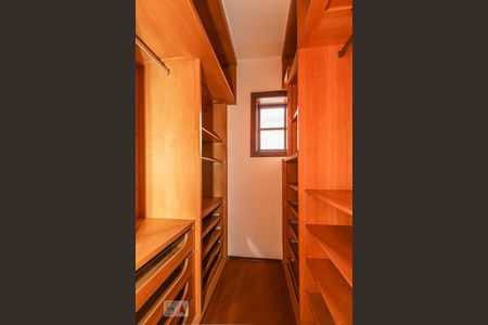 Casa à venda com 349m², 4 quartos e 2 vagas Casa à venda com 349m², 4 quartos e 2 vagasCloset