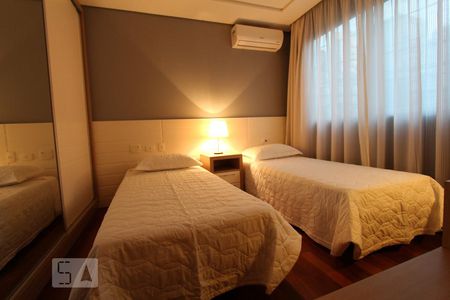 Quarto 1 de apartamento para alugar com 2 quartos, 80m² em Centro, Curitiba