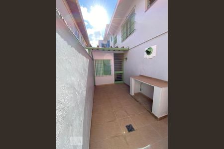 Casa à venda com 149m², 3 quartos e 3 vagas Casa à venda com 149m², 3 quartos e 3 vagasÁrea externa