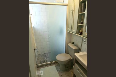 Banheiro de apartamento para alugar com 1 quarto, 45m² em Cristal, Porto Alegre