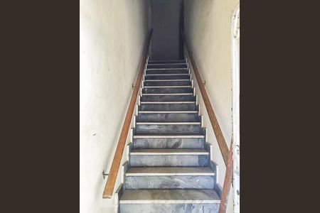 Apartamento para alugar com 93m², 2 quartos e sem vagaEscada de acesso ao imóvel