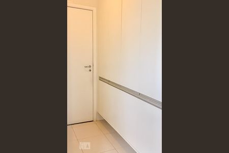 Apartamento para alugar com 229m², 3 quartos e 4 vagas Apartamento para alugar com 229m², 3 quartos e 4 vagasDetalhe Armários