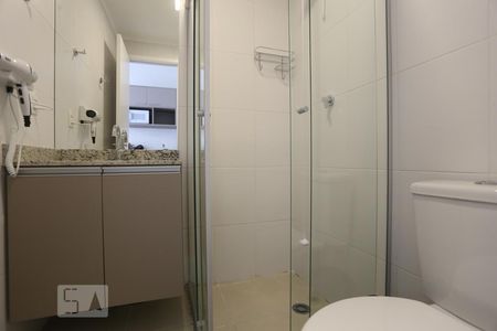 Banheiro de kitnet/studio para alugar com 1 quarto, 21m² em Centro, São Paulo