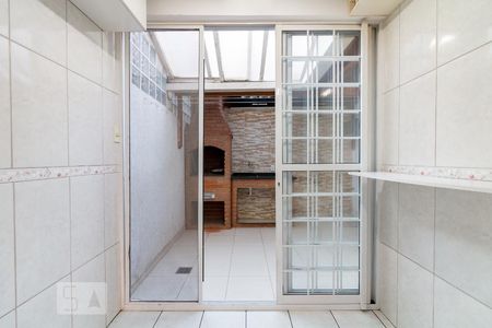 Cozinha - porta para churrasqueira de casa de condomínio para alugar com 2 quartos, 70m² em Jardim Flor do Campo, Guarulhos