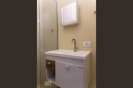 Banheiro de kitnet/studio para alugar com 1 quarto, 25m² em Vila Monumento, São Paulo