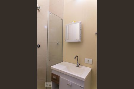 Banheiro de kitnet/studio para alugar com 1 quarto, 25m² em Vila Monumento, São Paulo