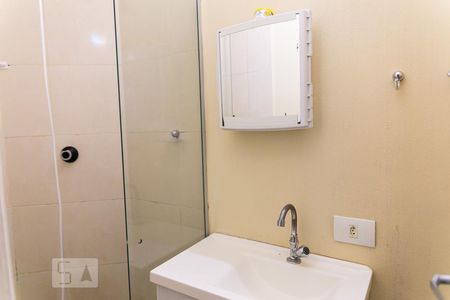 Banheiro de kitnet/studio para alugar com 1 quarto, 25m² em Vila Monumento, São Paulo