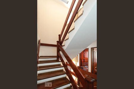 Casa à venda com 280m², 4 quartos e 3 vagas Casa à venda com 280m², 4 quartos e 3 vagasescada