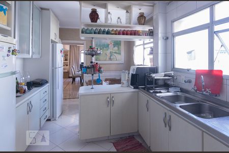 Apartamento à venda com 210m², 4 quartos e 2 vagas Apartamento à venda com 210m², 4 quartos e 2 vagasCozinha