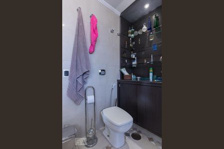 Apartamento à venda com 210m², 4 quartos e 2 vagas Apartamento à venda com 210m², 4 quartos e 2 vagasBanheiro Suíte