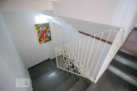 Casa à venda com 500m², 3 quartos e 4 vagas Casa à venda com 500m², 3 quartos e 4 vagasEscada