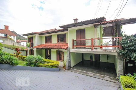 Casa à venda com 500m², 3 quartos e 4 vagas Casa à venda com 500m², 3 quartos e 4 vagasFachada