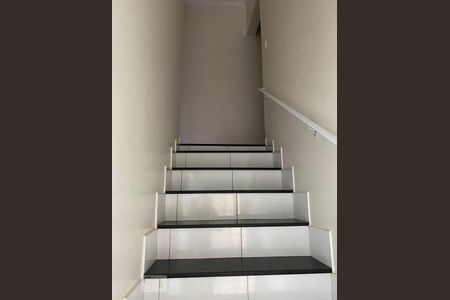 Escada de casa para alugar com 3 quartos, 241m² em Parque Monte Alegre, Taboão da Serra