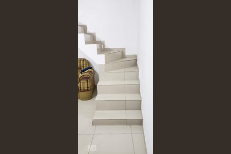 Casa à venda com 100m², 3 quartos e 1 vaga Casa à venda com 100m², 3 quartos e 1 vagaEscada