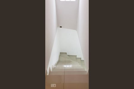 Casa à venda com 100m², 3 quartos e 1 vaga Casa à venda com 100m², 3 quartos e 1 vagaEscada