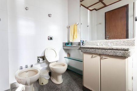 Apartamento para alugar com 180m², 4 quartos e 2 vagas Apartamento para alugar com 180m², 4 quartos e 2 vagasBanheiro da suíte 1