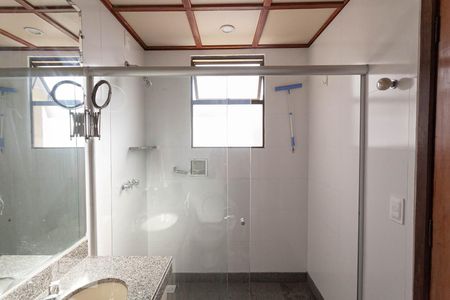 Apartamento para alugar com 180m², 4 quartos e 2 vagas Apartamento para alugar com 180m², 4 quartos e 2 vagasBanheiro da suíte 1