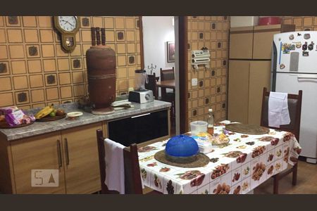 Casa à venda com 240m², 3 quartos e 3 vagas Casa à venda com 240m², 3 quartos e 3 vagascozinha