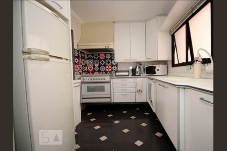 Apartamento à venda com 215m², 4 quartos e 3 vagas Apartamento à venda com 215m², 4 quartos e 3 vagasCozinha