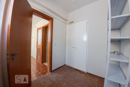 Apartamento à venda com 265m², 4 quartos e 2 vagas Apartamento à venda com 265m², 4 quartos e 2 vagasQuarto de Serviço